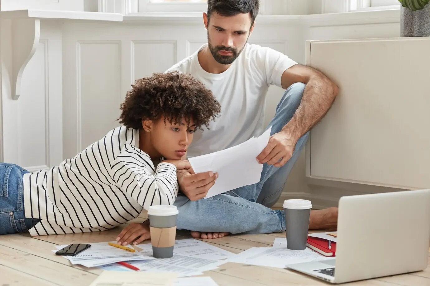 Учащийся смешанной расы заполняет анкету и изучает документы для регистрации в школе.